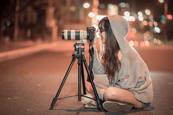 Dziewczyna fotografuje